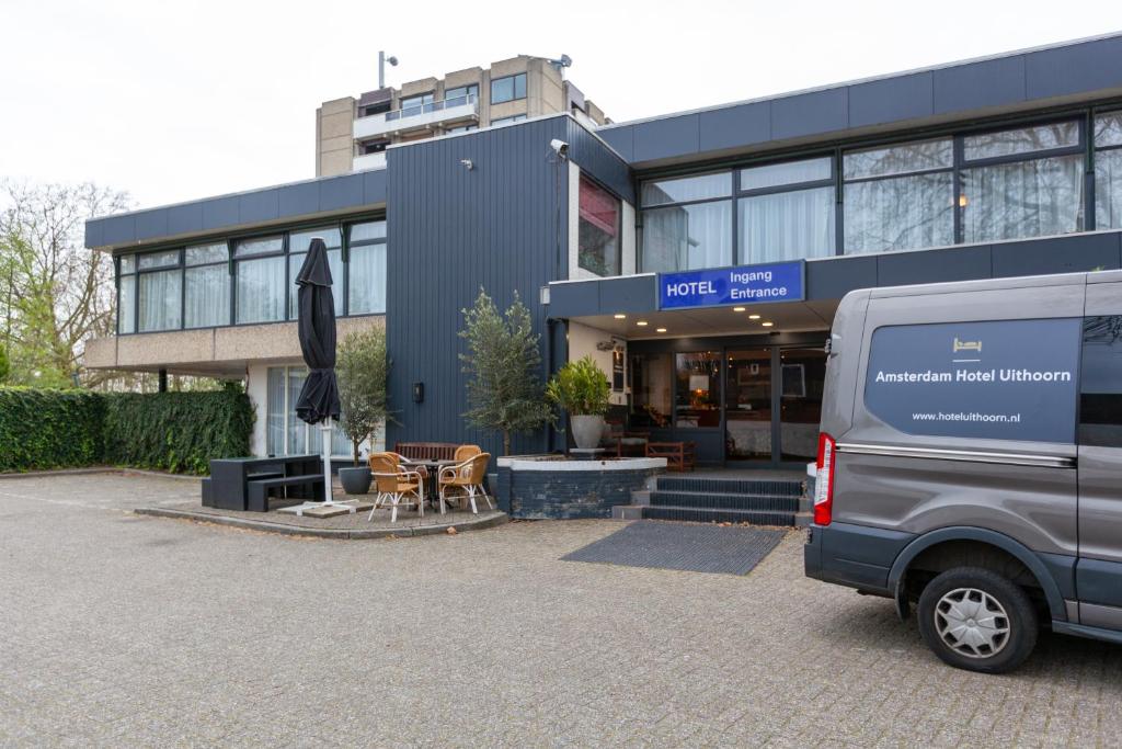 un furgone parcheggiato di fronte a un edificio di Amsterdam Hotel Uithoorn a Uithoorn