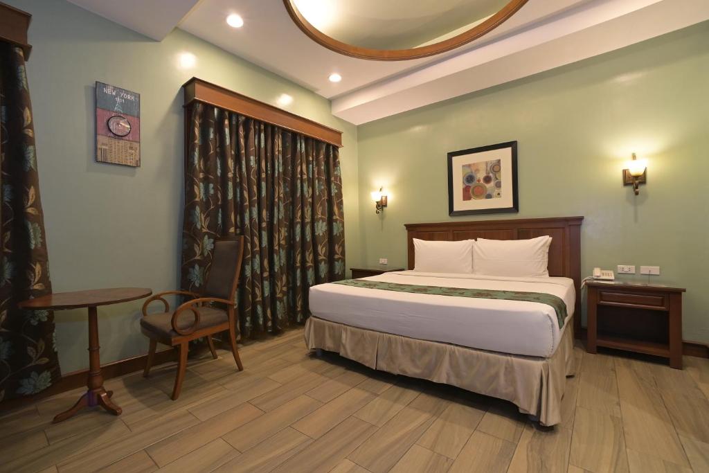 Postel nebo postele na pokoji v ubytování Paragon Hotel and Suites