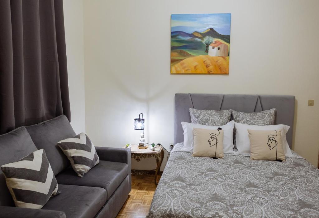 uma sala de estar com uma cama e um sofá em Vale a Pena Residencial em Trancoso