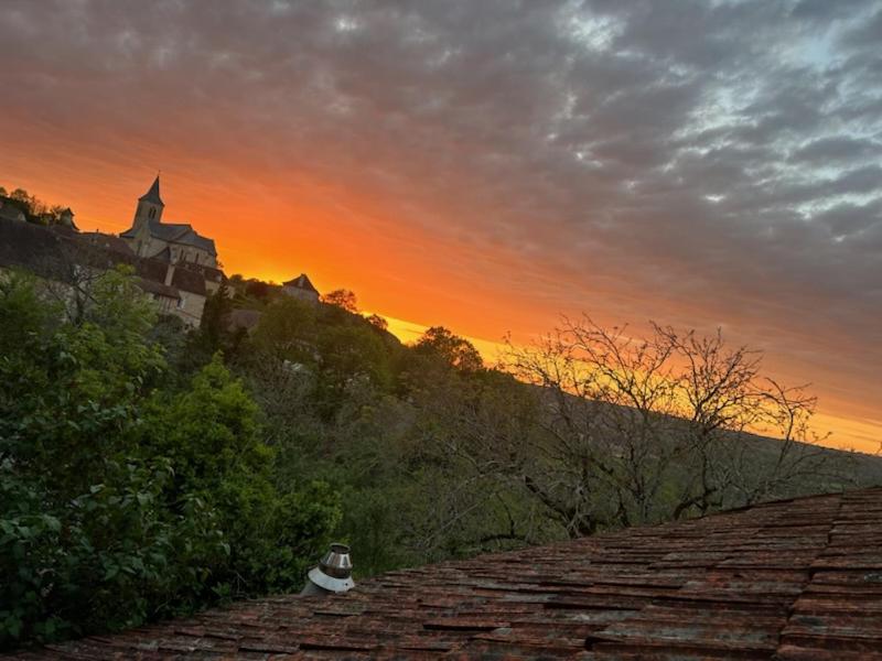 Východ nebo západ slunce při pohledu z bed and breakfast nebo okolí