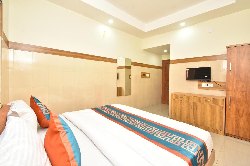 Gulta vai gultas numurā naktsmītnē HOTEL KANNUR CAPITAL CALTEX