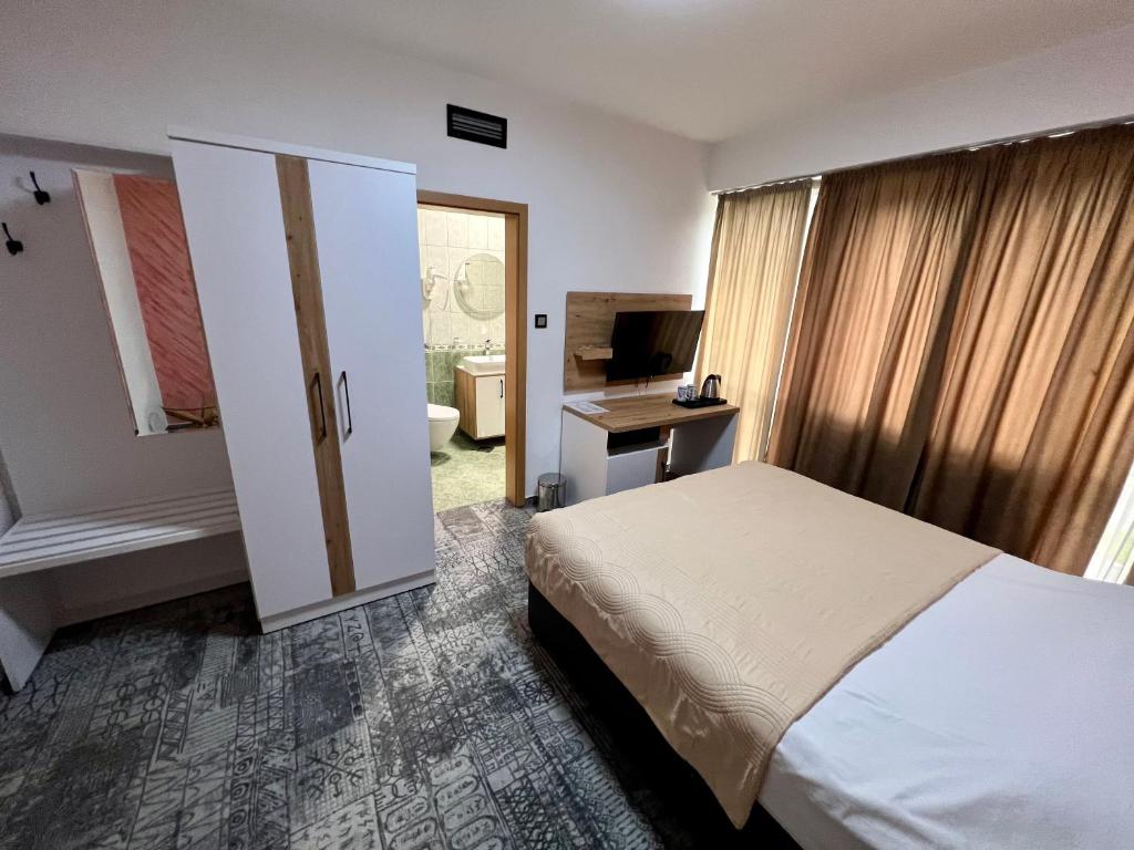 Postel nebo postele na pokoji v ubytování Hotel Brkić Sarajevo Airport - Free Parking
