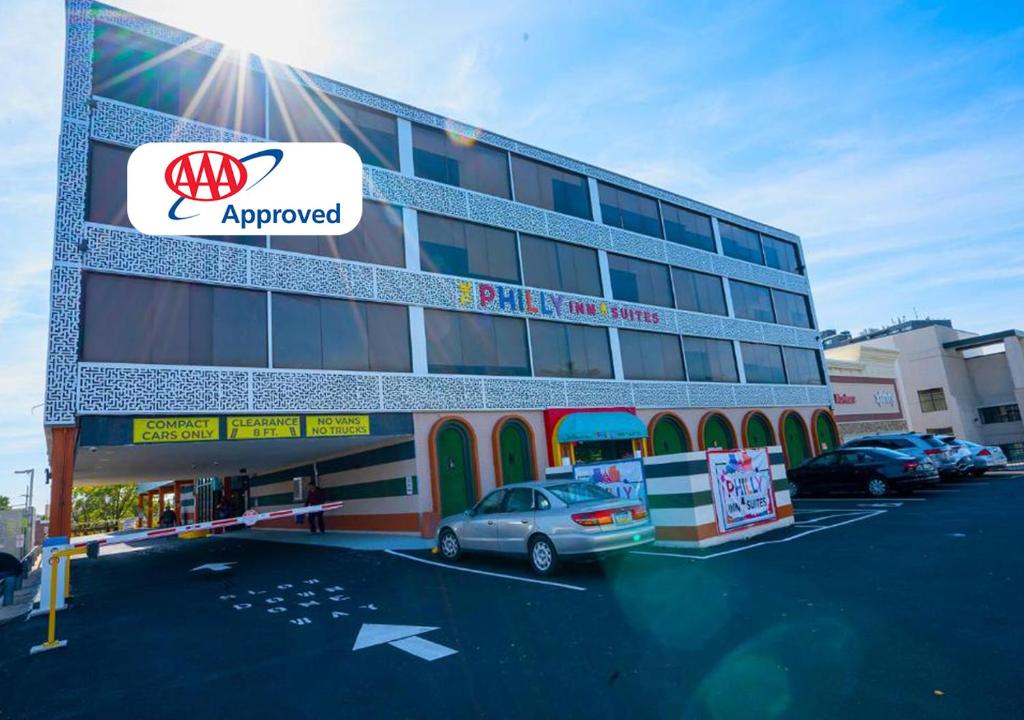 een auto geparkeerd op een parkeerplaats voor een gebouw bij Philly Inn & Suites in Philadelphia