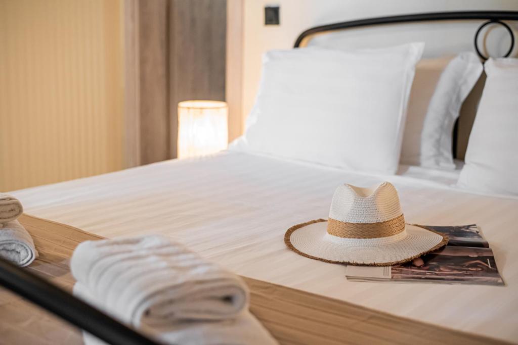 Postel nebo postele na pokoji v ubytování Pefkon Suites