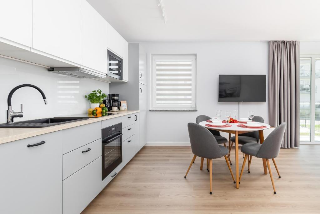 Kuchyňa alebo kuchynka v ubytovaní Seaside Apartamenty Porta Mare I Kołobrzeg