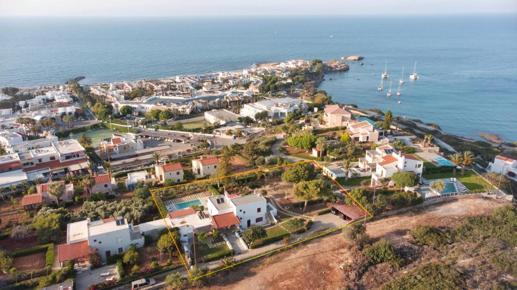 - une vue aérienne sur une ville à côté de l'océan dans l'établissement Villa Ma-Re, à Chersónissos
