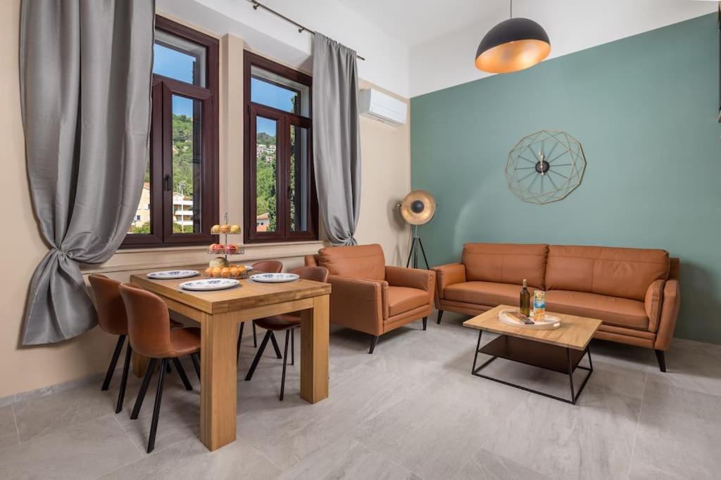 ein Wohnzimmer mit einem Tisch und einem Sofa in der Unterkunft Maisonette Apartment Matej in Lovran