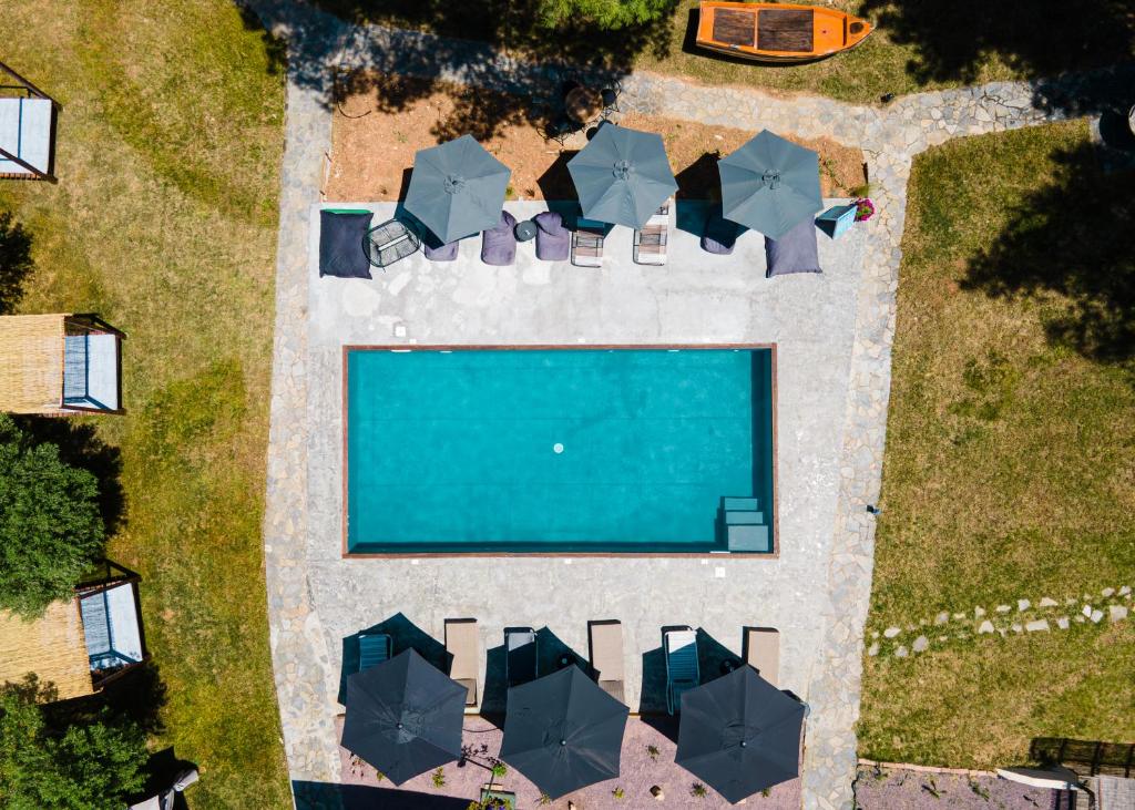 Bazén v ubytování Pefkon Suites nebo v jeho okolí
