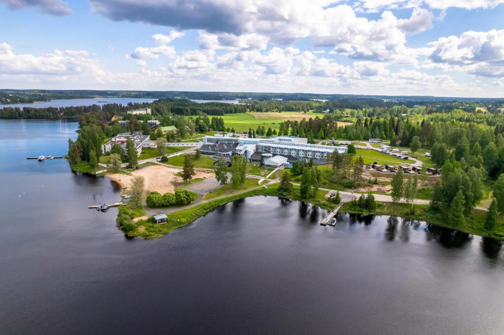 una vista aérea de un complejo en una isla en el agua en Ikaalinen SPA & Resort, en Ikaalinen