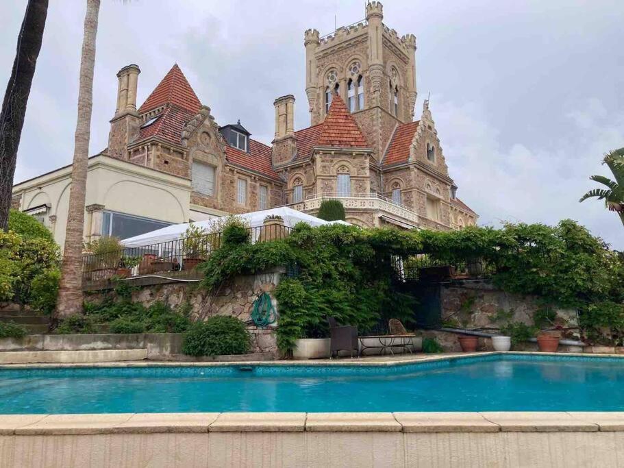 un grand bâtiment avec une piscine devant dans l'établissement Luxury 4 bedrooms Appartement in Cannes, à Cannes