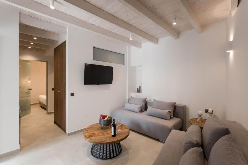 TV a/nebo společenská místnost v ubytování Evge Experience Boutique Hotel
