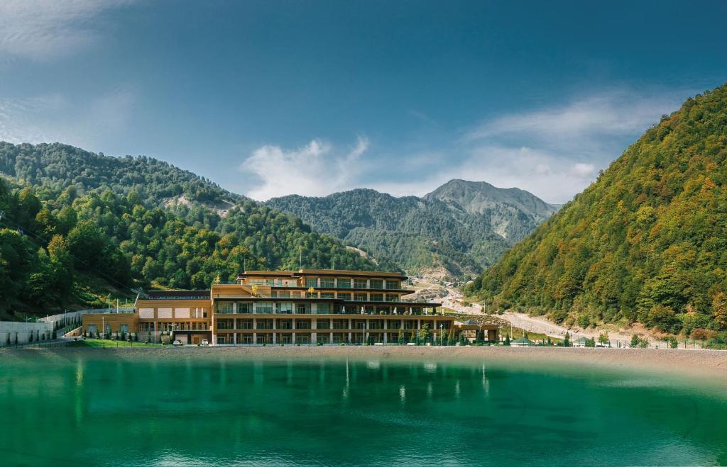 um hotel na costa de um corpo de água em Qafqaz Tufandag Mountain Resort Hotel em Gabala