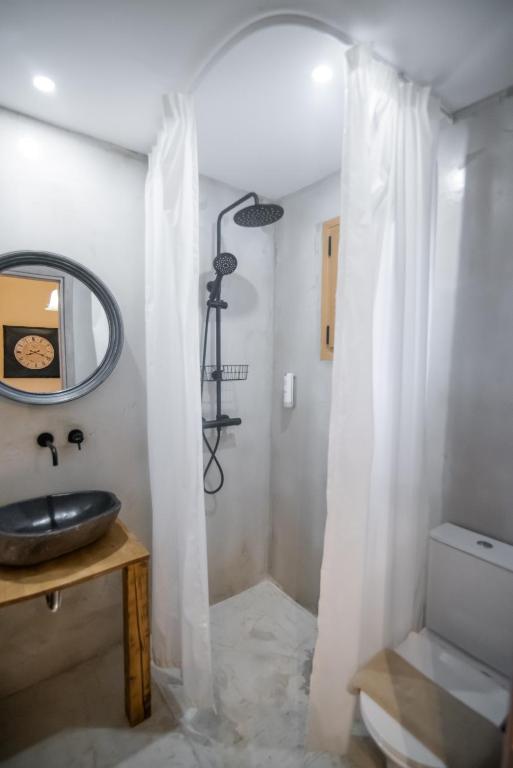 Koupelna v ubytování Pefkon Suites