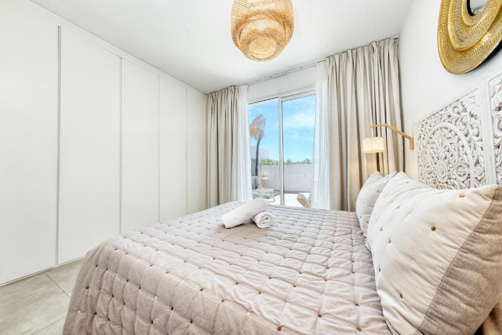 ein Schlafzimmer mit einem Bett, auf dem ein Teddybär liegt in der Unterkunft La Isleña House - Near the beach, Air-Con, Fast Wifi and SAT tv By Lanzarote Vacation Homes in Playa Blanca