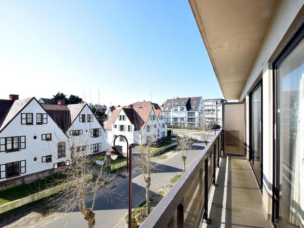 een balkon met uitzicht op de stad bij Bries 0202 apartment with a sunny terrace in De Haan
