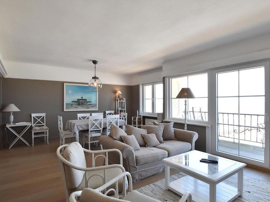 sala de estar con sofá y mesa en Gianina 0201 apartment with south-facing terrace, en De Haan