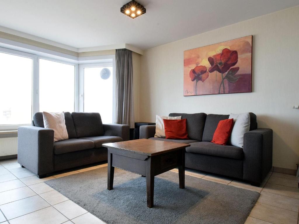 ein Wohnzimmer mit einem Sofa und einem Couchtisch in der Unterkunft Celine 0201 apartment in De Haan in De Haan