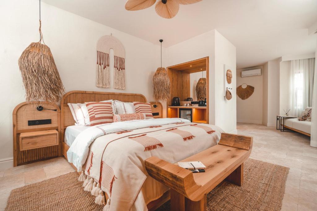 ein Schlafzimmer mit einem großen Bett und einem Holztisch in der Unterkunft 6 ROOMS BY AZUMARE in Side