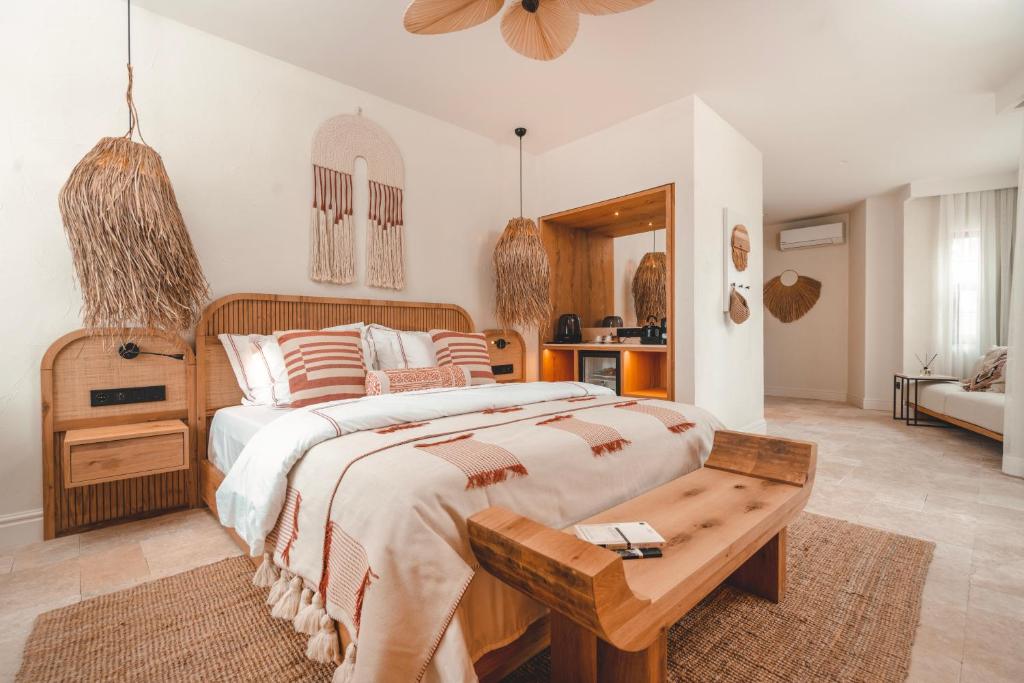 Postel nebo postele na pokoji v ubytování 6 ROOMS BY AZUMARE