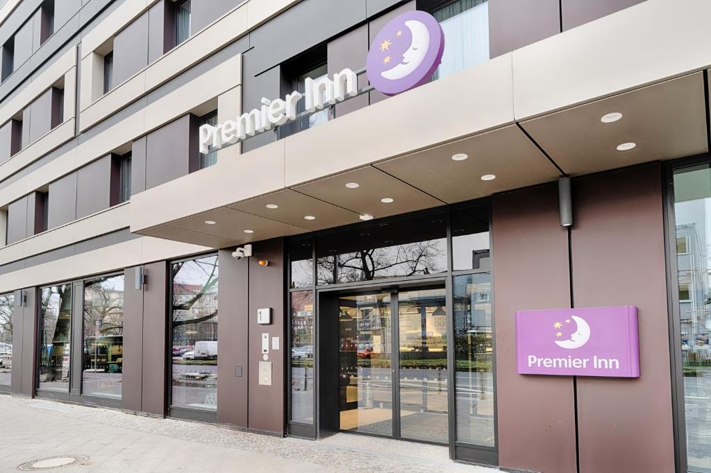 un bâtiment avec un panneau violet à l'avant dans l'établissement Premier Inn Berlin City Wilmersdorf, à Berlin