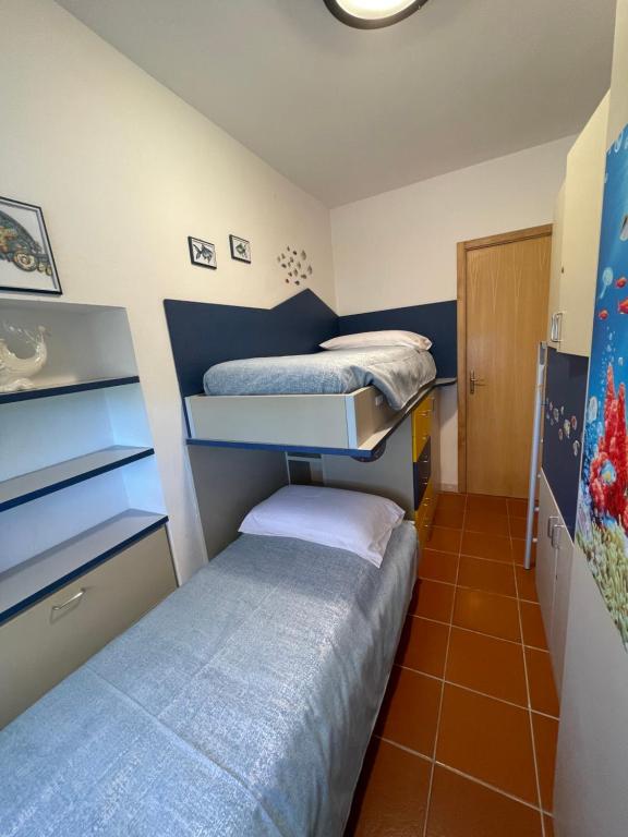 una camera con 2 letti a castello di Trilocale Vista Mare Isola d'Elba a Capo D'Arco