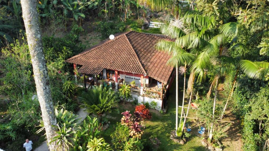 an overhead view of a house in the jungle at Casa Araribá - Ilha Grande in Abraão