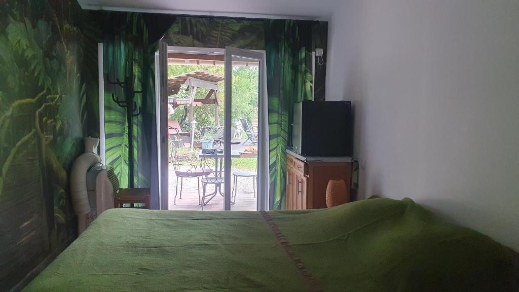 Postel nebo postele na pokoji v ubytování Le Donjon des Combes et son Spa