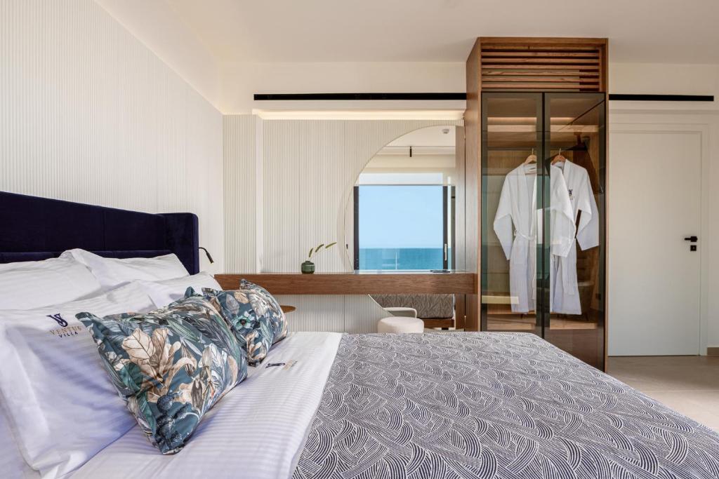 Postel nebo postele na pokoji v ubytování Ventus Villa - A Luxury Sea View Retreat in Akrotiri