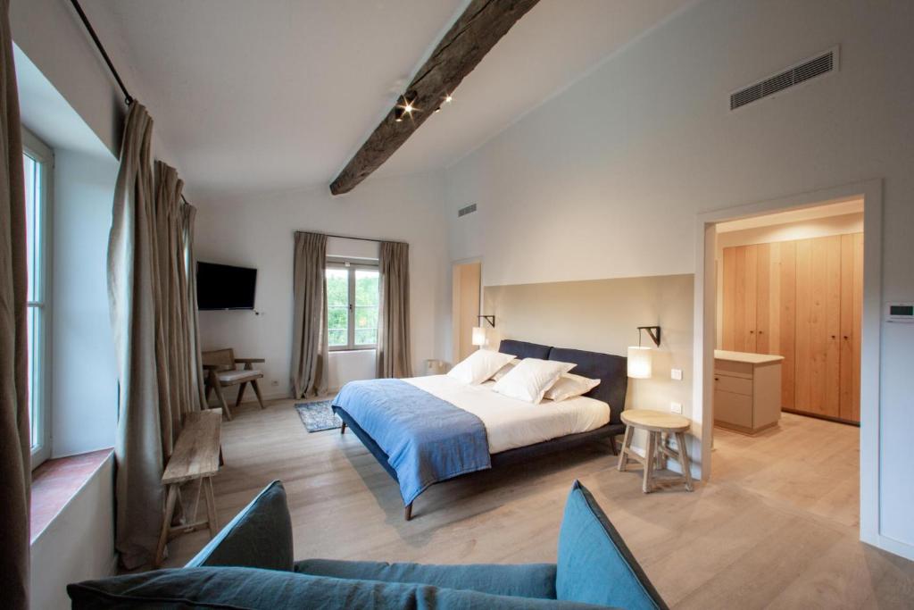 Habitación de hotel con cama y sofá en Bastide de la Bergerie d'Aquino en Tourves
