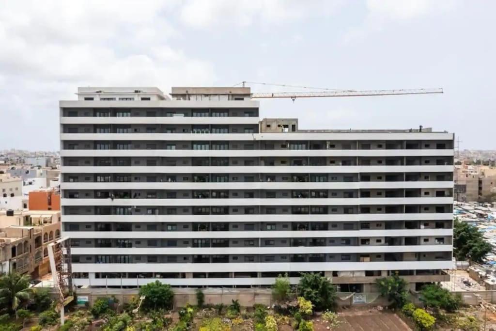 ダカールにあるSuperbe appartement avec parking gratuit et gardéの鶴の上の建物