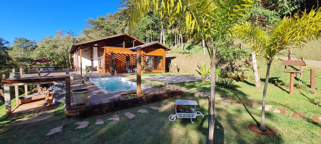 eine Luftansicht eines Hauses mit Pool in der Unterkunft Linda Casa de Campo com Piscina na Rota dos Ipês in Domingos Martins