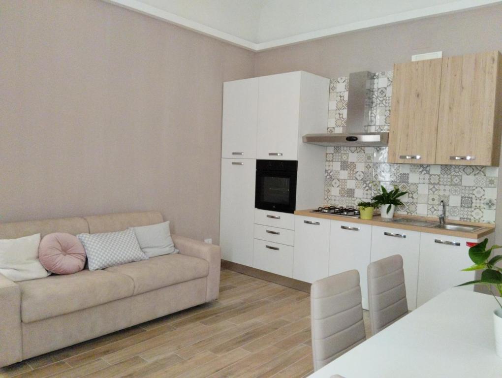 een woonkamer met een bank en een keuken bij Abruzzo Holiday in Ortona