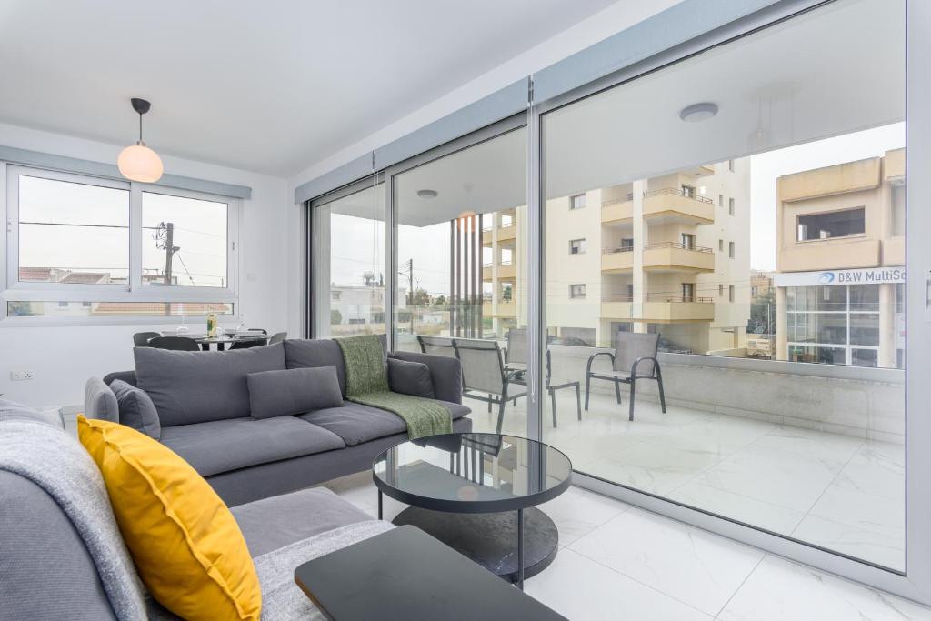 sala de estar con sofá y mesa en Mirage 2-BR Apartment in Larnaca en Lárnaca