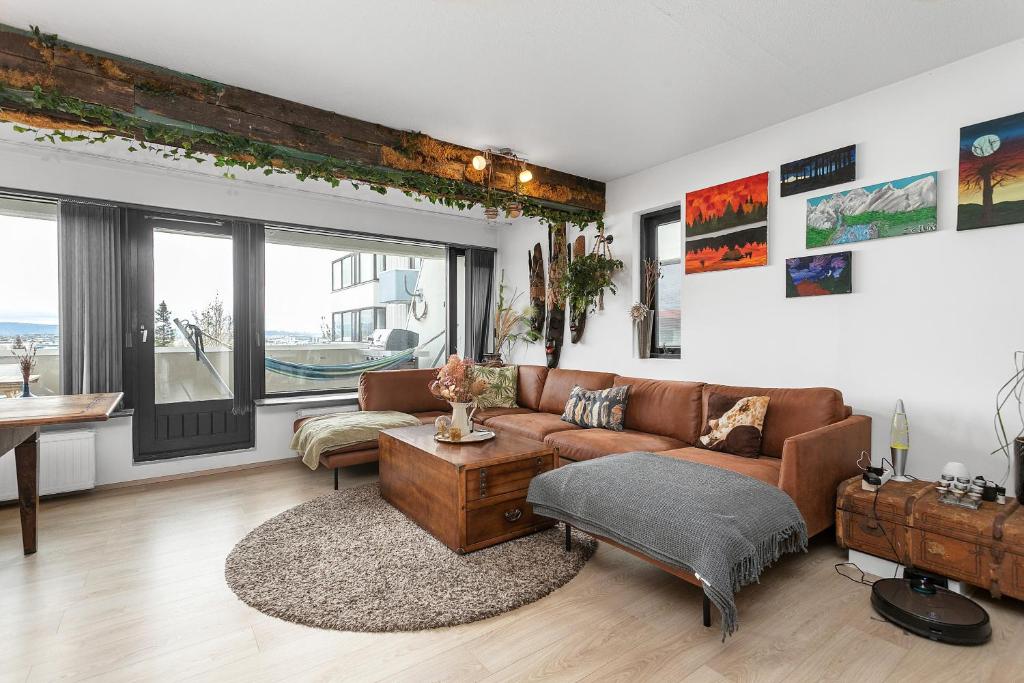 uma sala de estar com um sofá e uma mesa em Modern Apartment in Kópavogur em Reykjavík