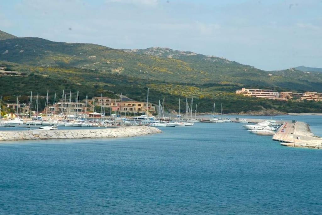 un grupo de barcos están atracados en un puerto en Villa Cugnana ( alle porte della Costa Smeralda ), en Cugnana