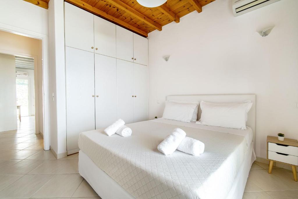 Postel nebo postele na pokoji v ubytování Lofos Apartments