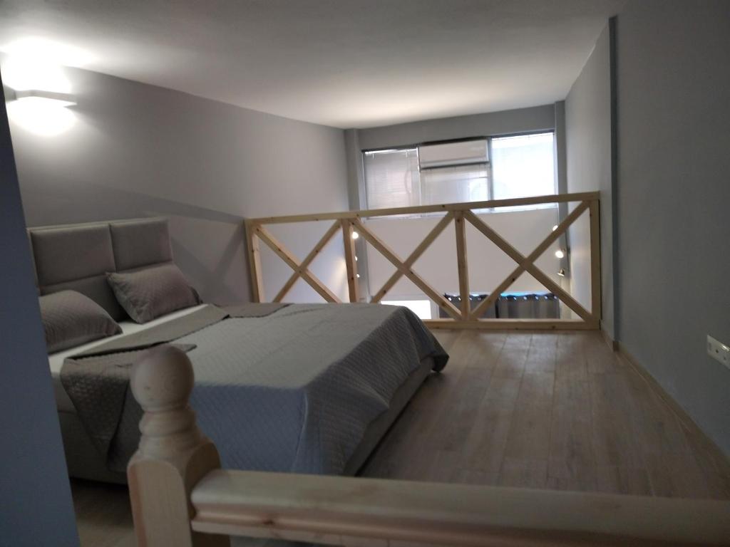 Postel nebo postele na pokoji v ubytování KingsWay Mezzanine
