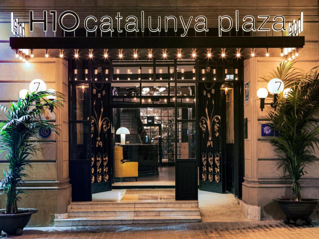 バルセロナにあるブティック ホテル H10 カタルーニャ プラザの暈伽広場の看板を持つ店頭