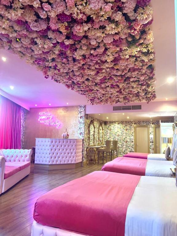 
Themed Room (Sleeping 6)
