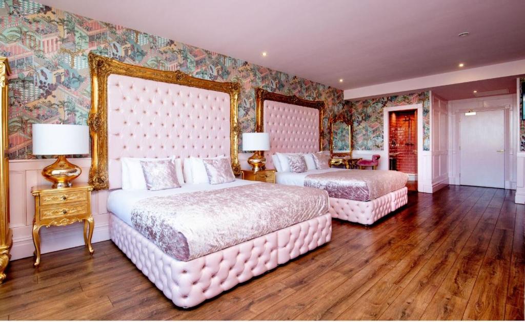 
Themed Room (Sleeping 8)
