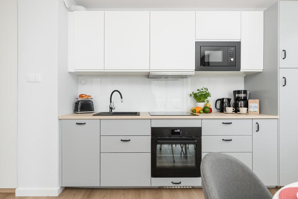 Kuchyňa alebo kuchynka v ubytovaní Seaside Apartamenty Porta Mare I Kołobrzeg
