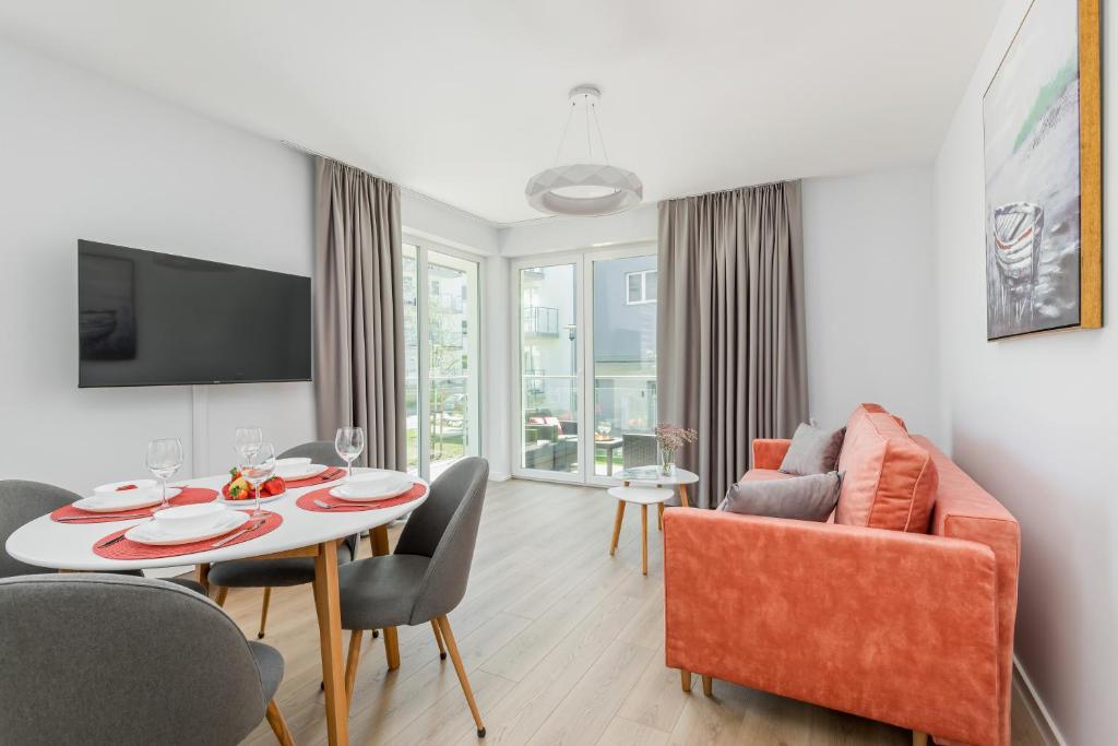 Televízia a/alebo spoločenská miestnosť v ubytovaní Seaside Apartamenty Porta Mare I Kołobrzeg