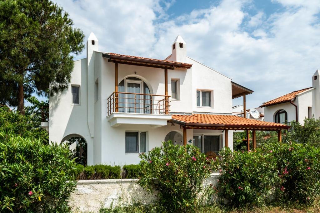 Seafront Duplex Villa With Garden in Ayvalik