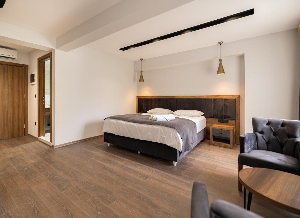Letto o letti in una camera di Türkler Suite Hotel
