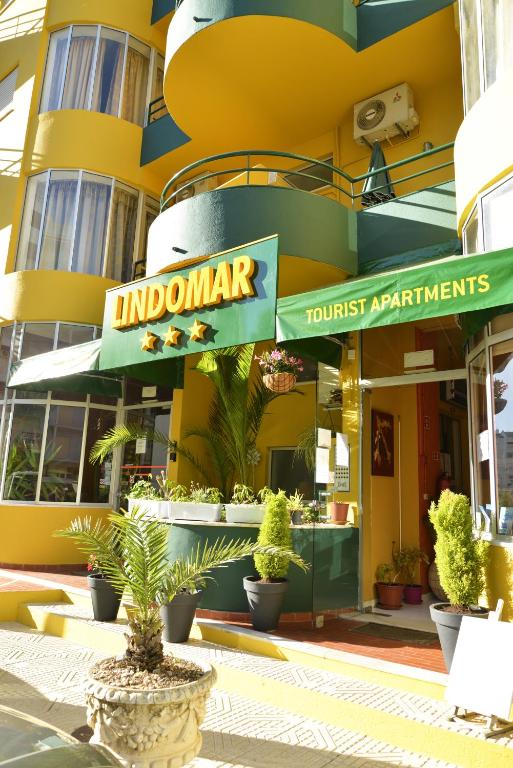 a building with a sign for a hotel at Apartamentos Turisticos Lindomar in Armação de Pêra