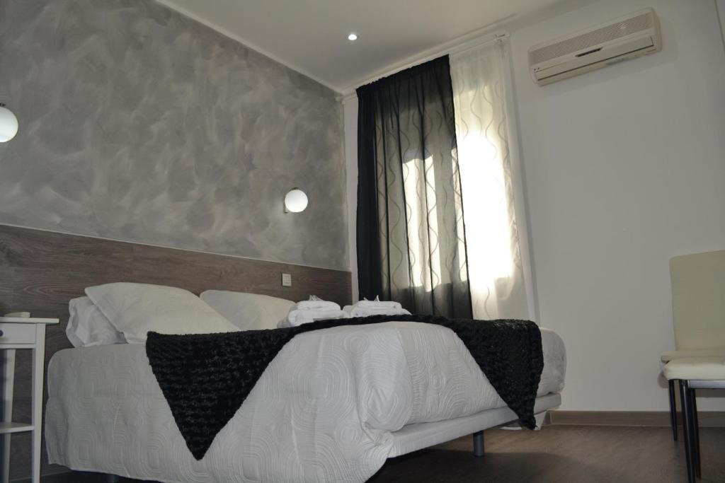 A bed or beds in a room at Hostal Meyra