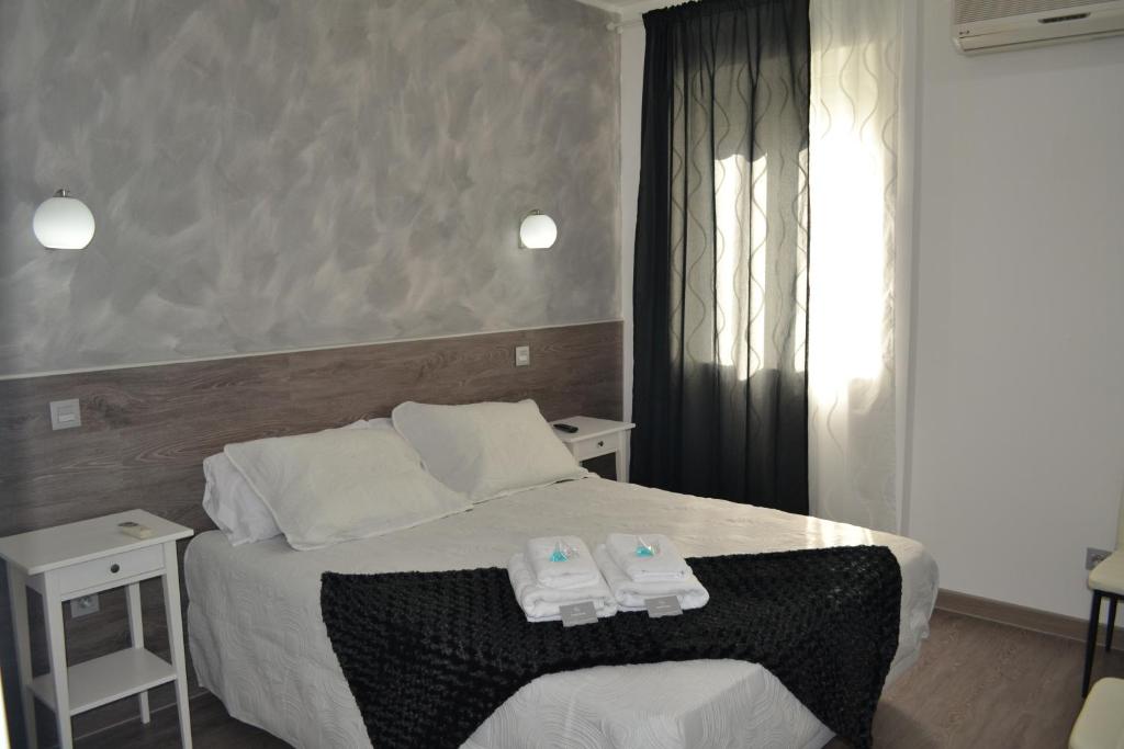 A bed or beds in a room at Hostal Meyra