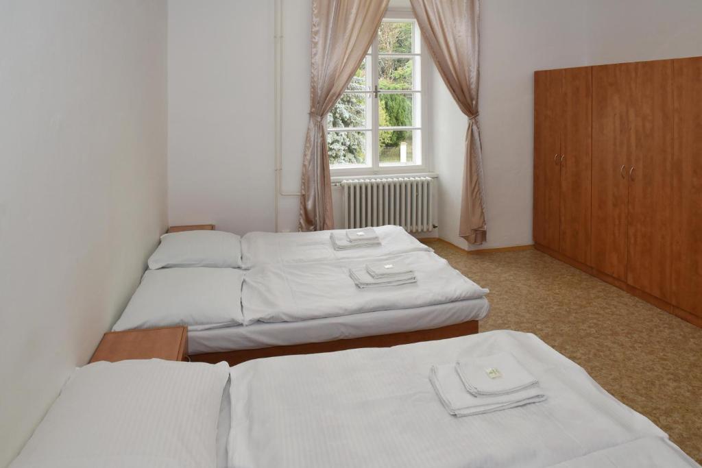 Zámek Castle Račice - Předzámčí Forecastle - Tourist Quadruple Room With Shared Bathroom