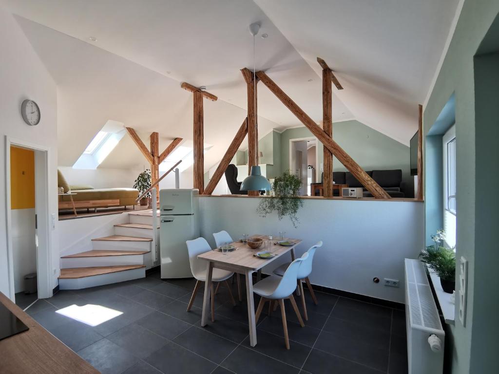eine Küche und ein Esszimmer mit einem Tisch und Stühlen in der Unterkunft Ferienwohnung Dörrebach im Soonwald bei Bingen in Dörrebach