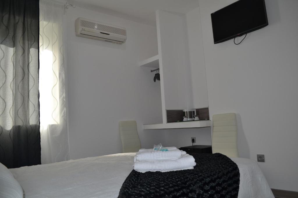 A bed or beds in a room at Hostal Meyra